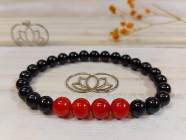 Pulsera de coral rojo y turmalina negra.